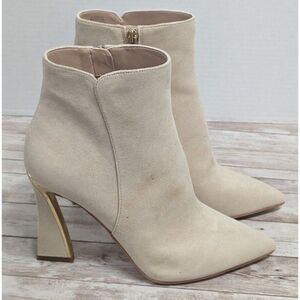 JLO Jennifer Lopez Gorgina Size 8.5M Tapioca Pointed Toe Side Zip Ankle Booties